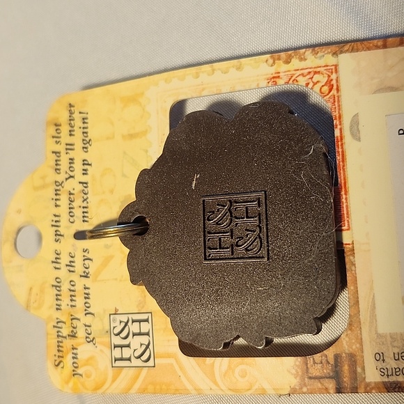 Hot Stuff Personalized Key Cover with Leaf Design - Picture 2 of 2